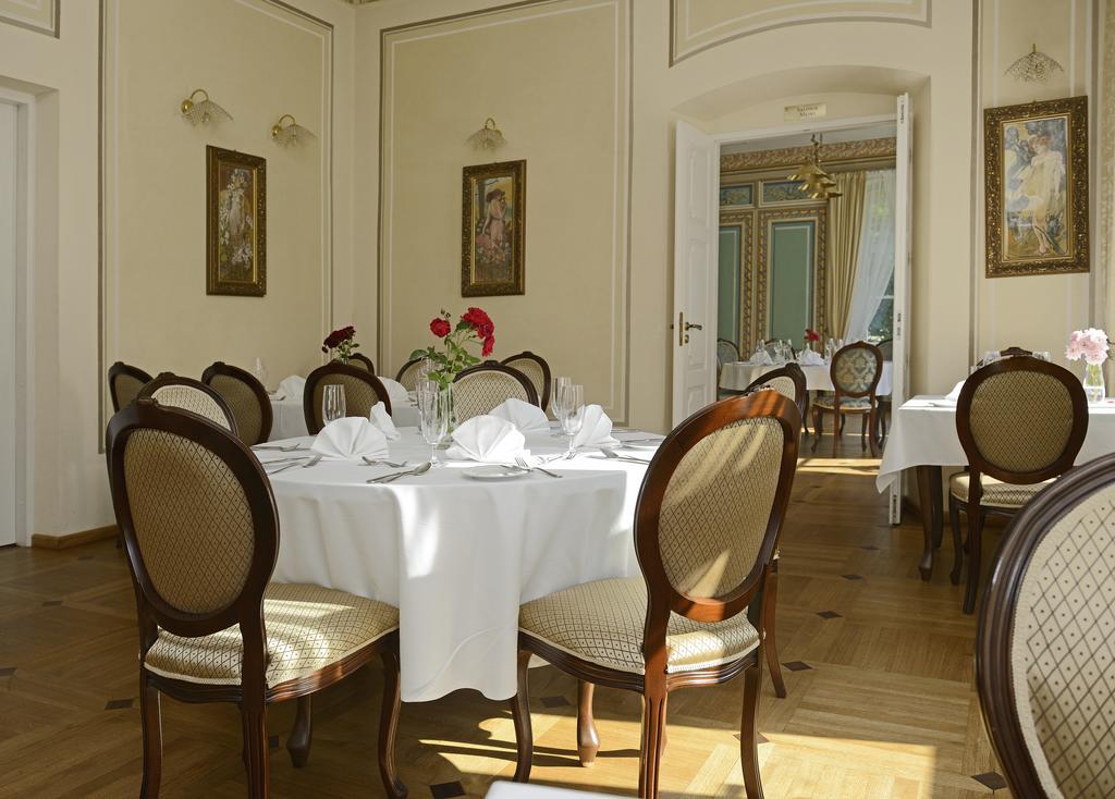 Dwor Kombornia Hotel&Spa Bagian luar foto