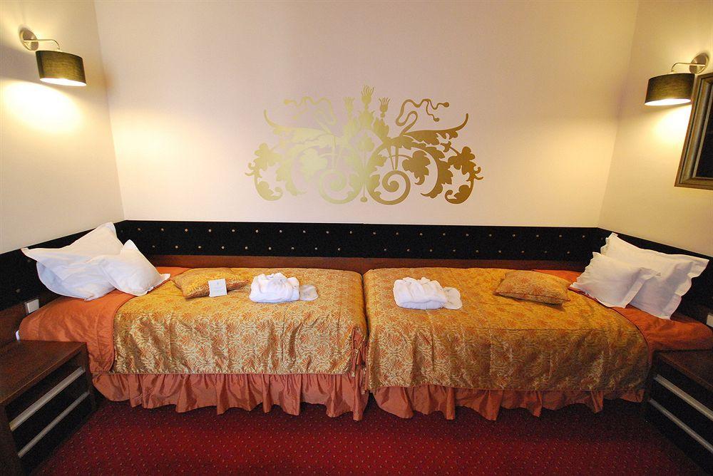 Dwor Kombornia Hotel&Spa Bagian luar foto