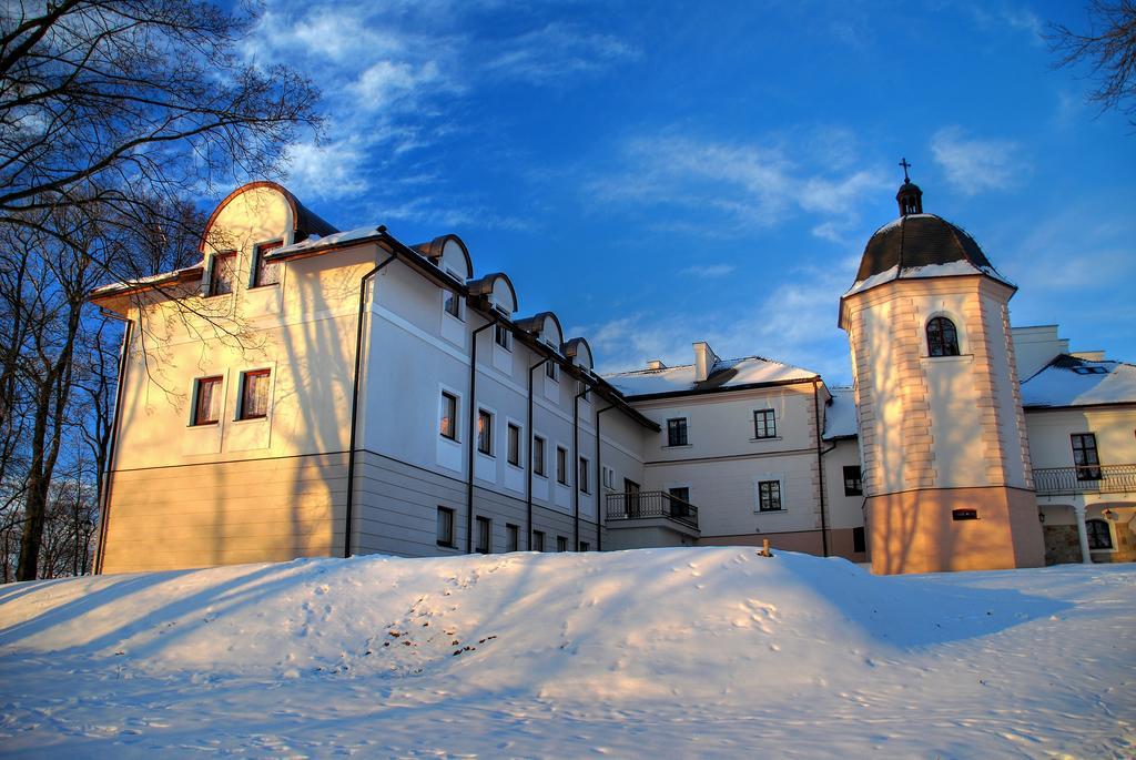 Dwor Kombornia Hotel&Spa Bagian luar foto