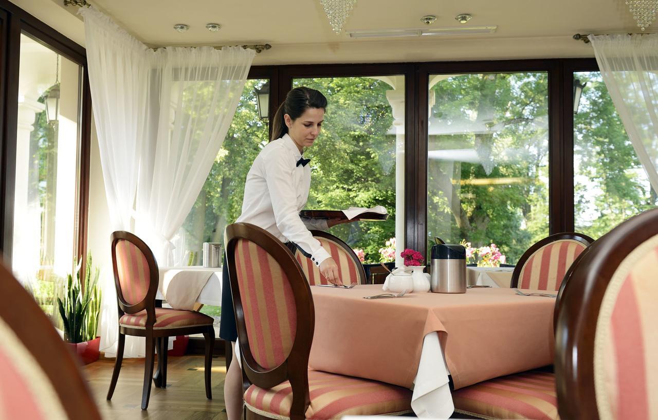 Dwor Kombornia Hotel&Spa Bagian luar foto
