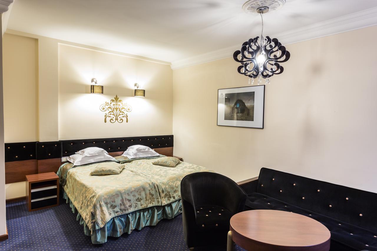 Dwor Kombornia Hotel&Spa Bagian luar foto
