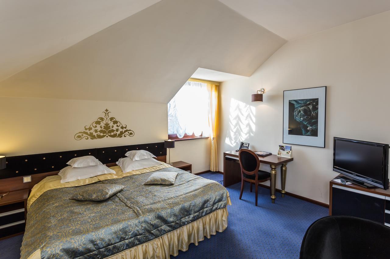 Dwor Kombornia Hotel&Spa Bagian luar foto
