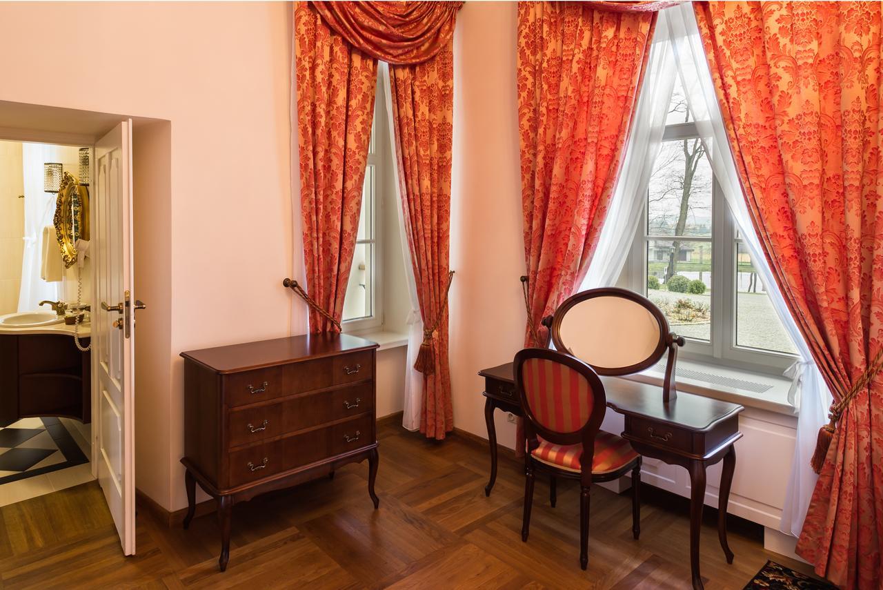 Dwor Kombornia Hotel&Spa Bagian luar foto