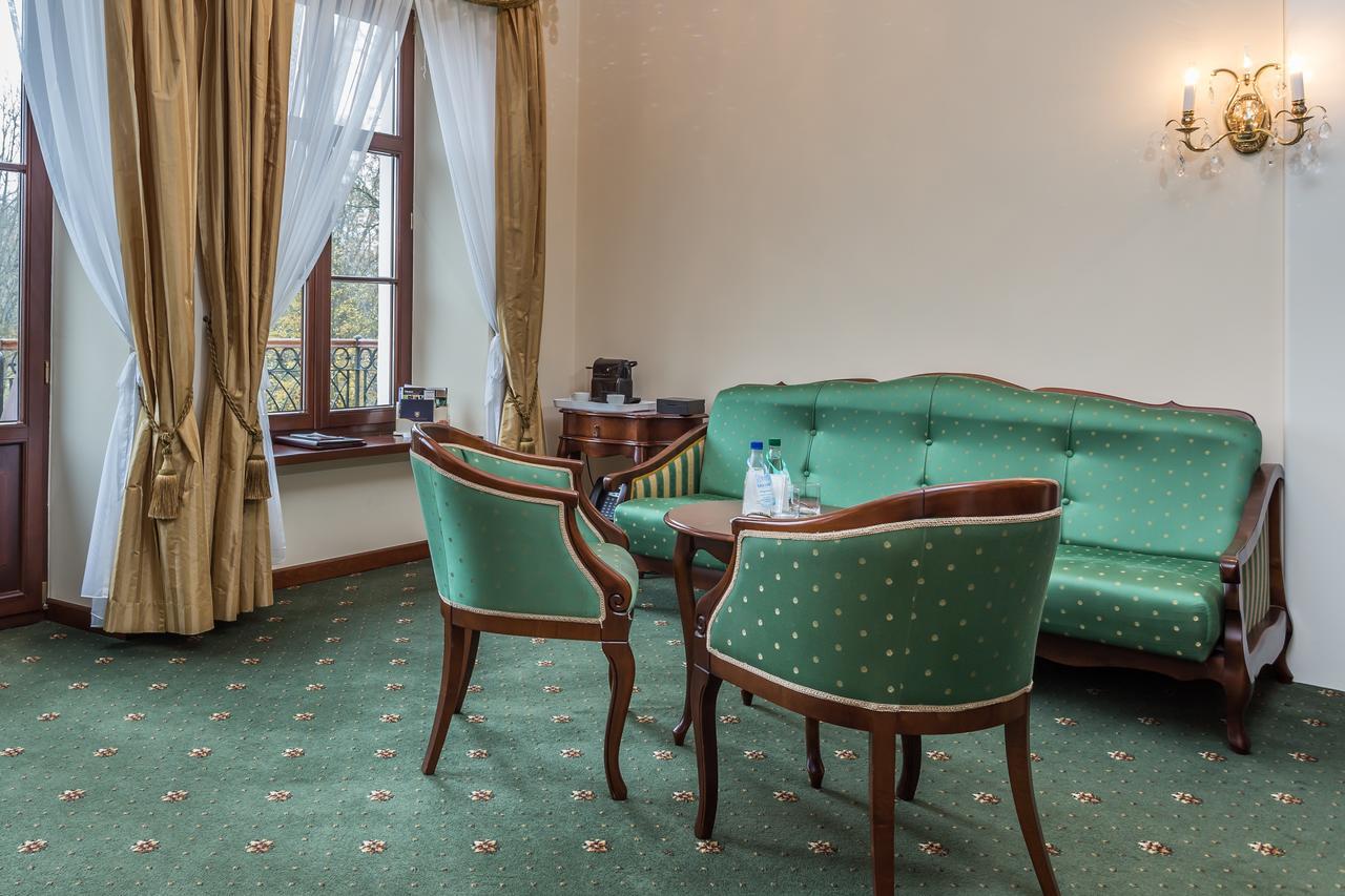 Dwor Kombornia Hotel&Spa Bagian luar foto