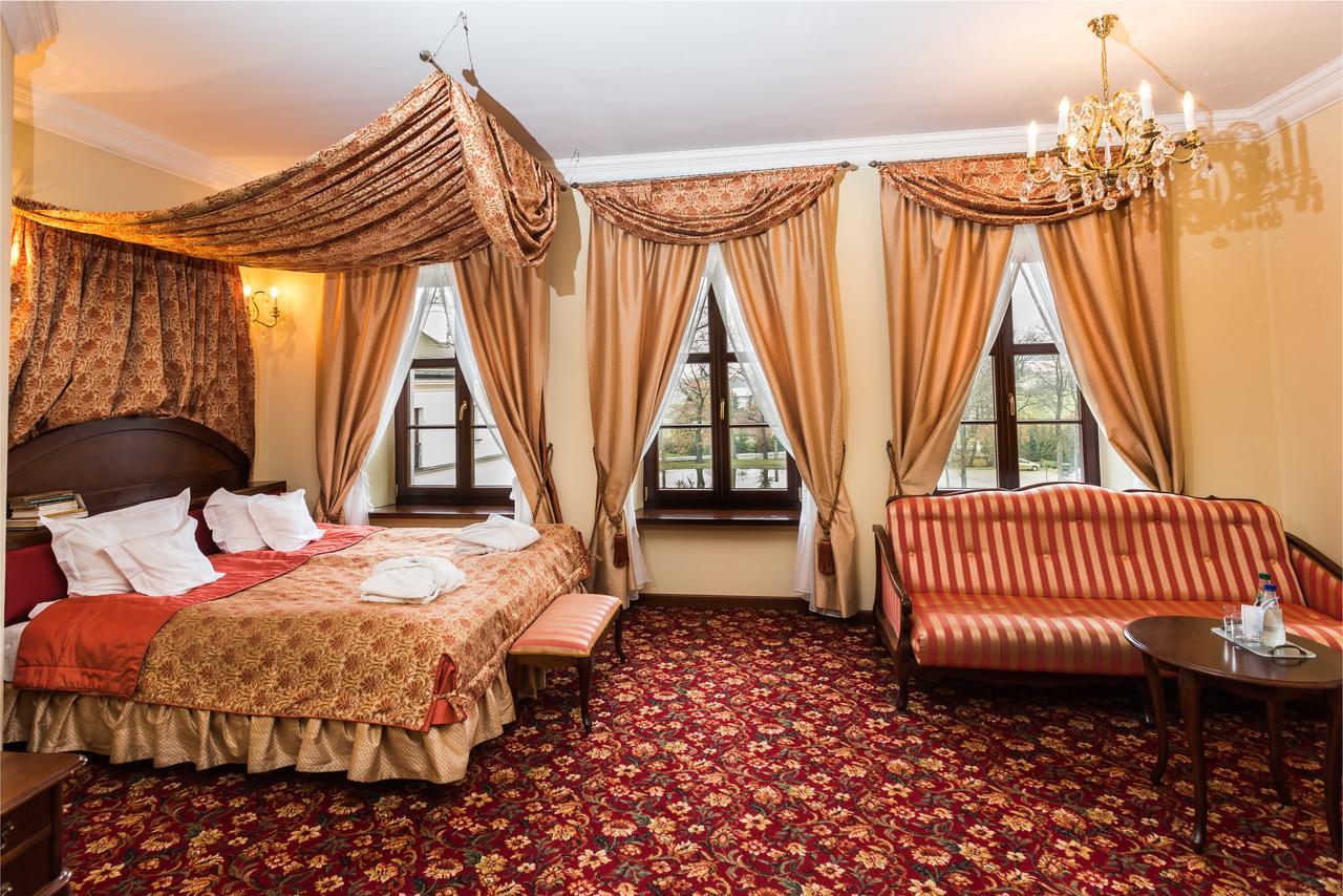 Dwor Kombornia Hotel&Spa Bagian luar foto