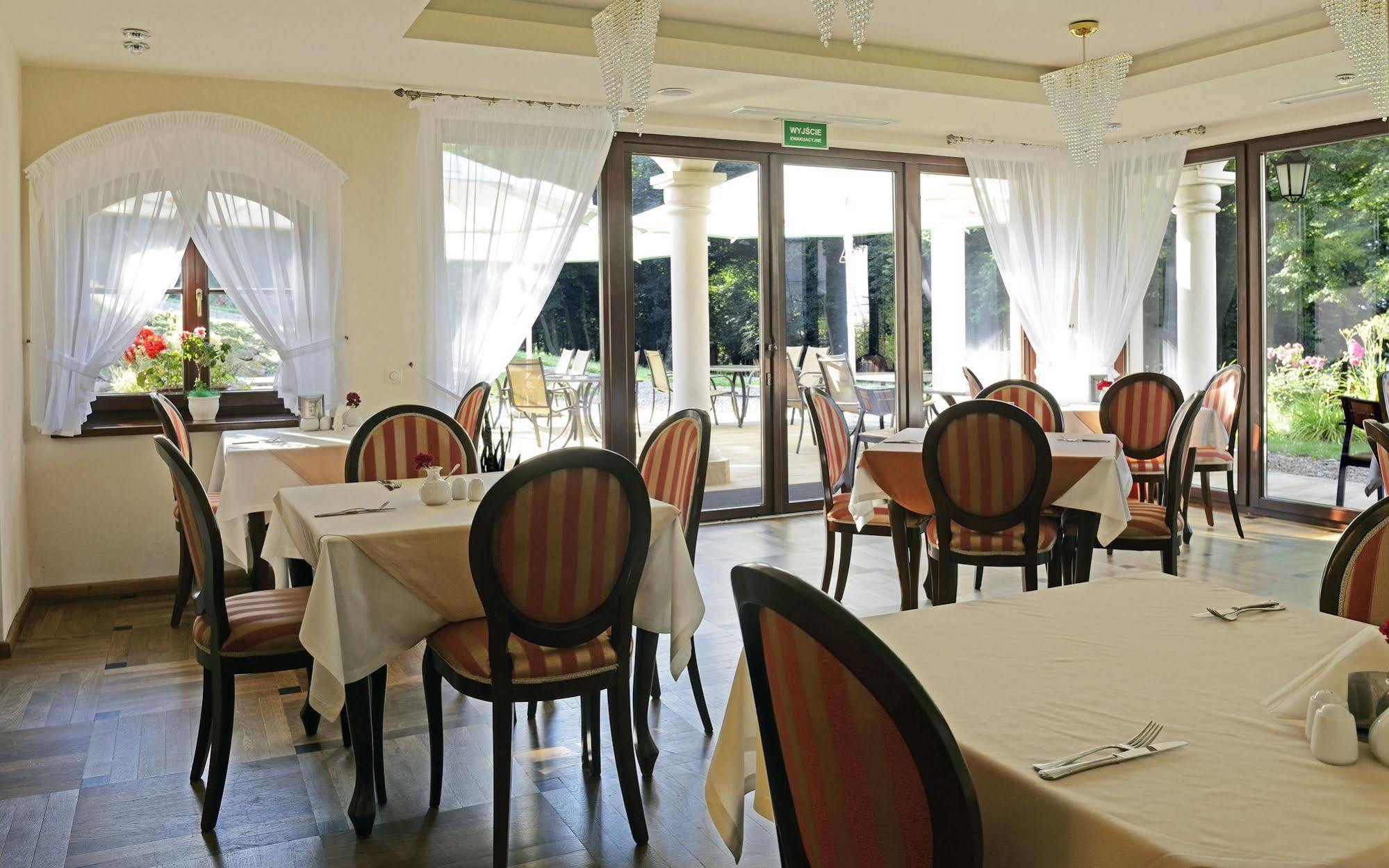 Dwor Kombornia Hotel&Spa Bagian luar foto