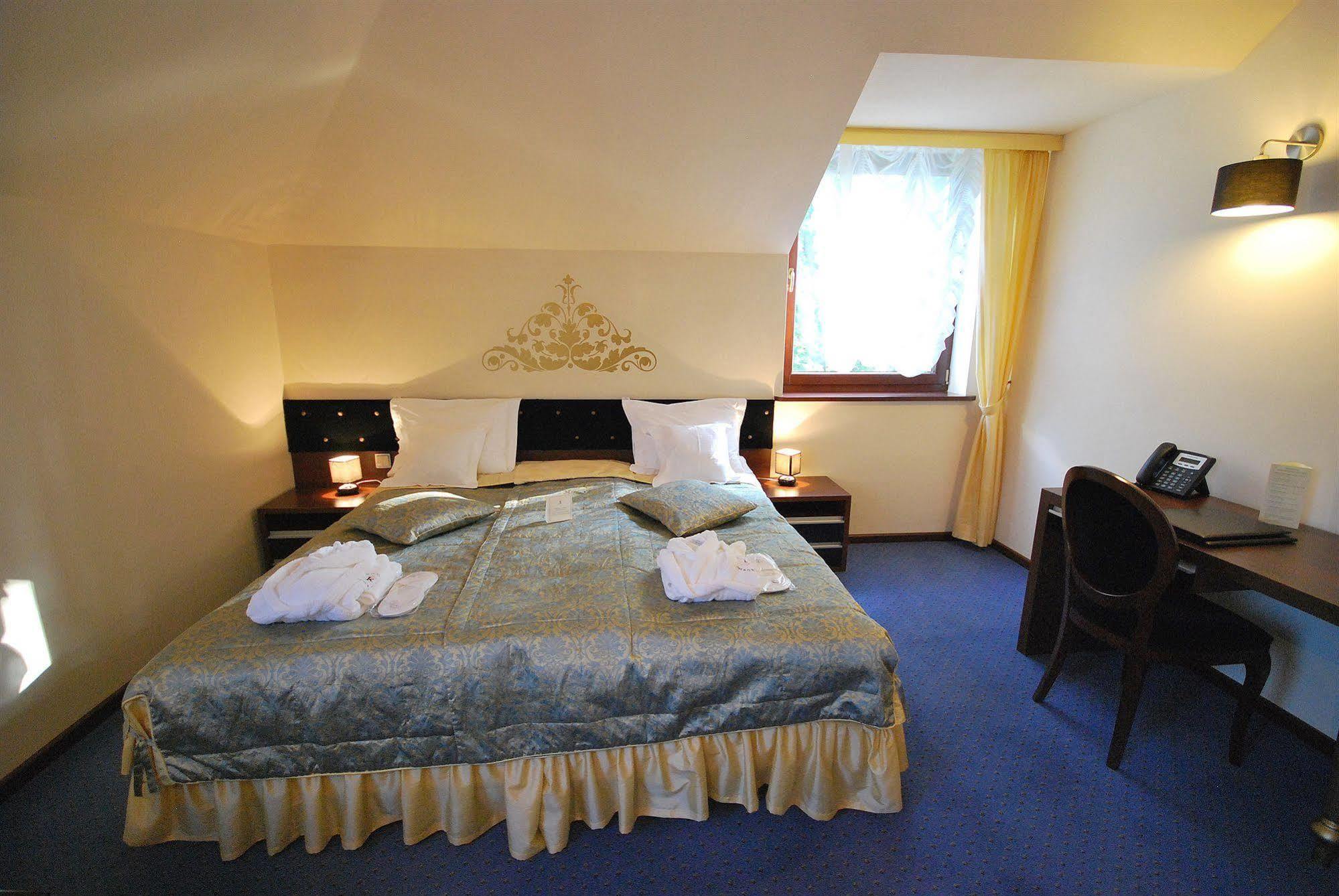 Dwor Kombornia Hotel&Spa Bagian luar foto