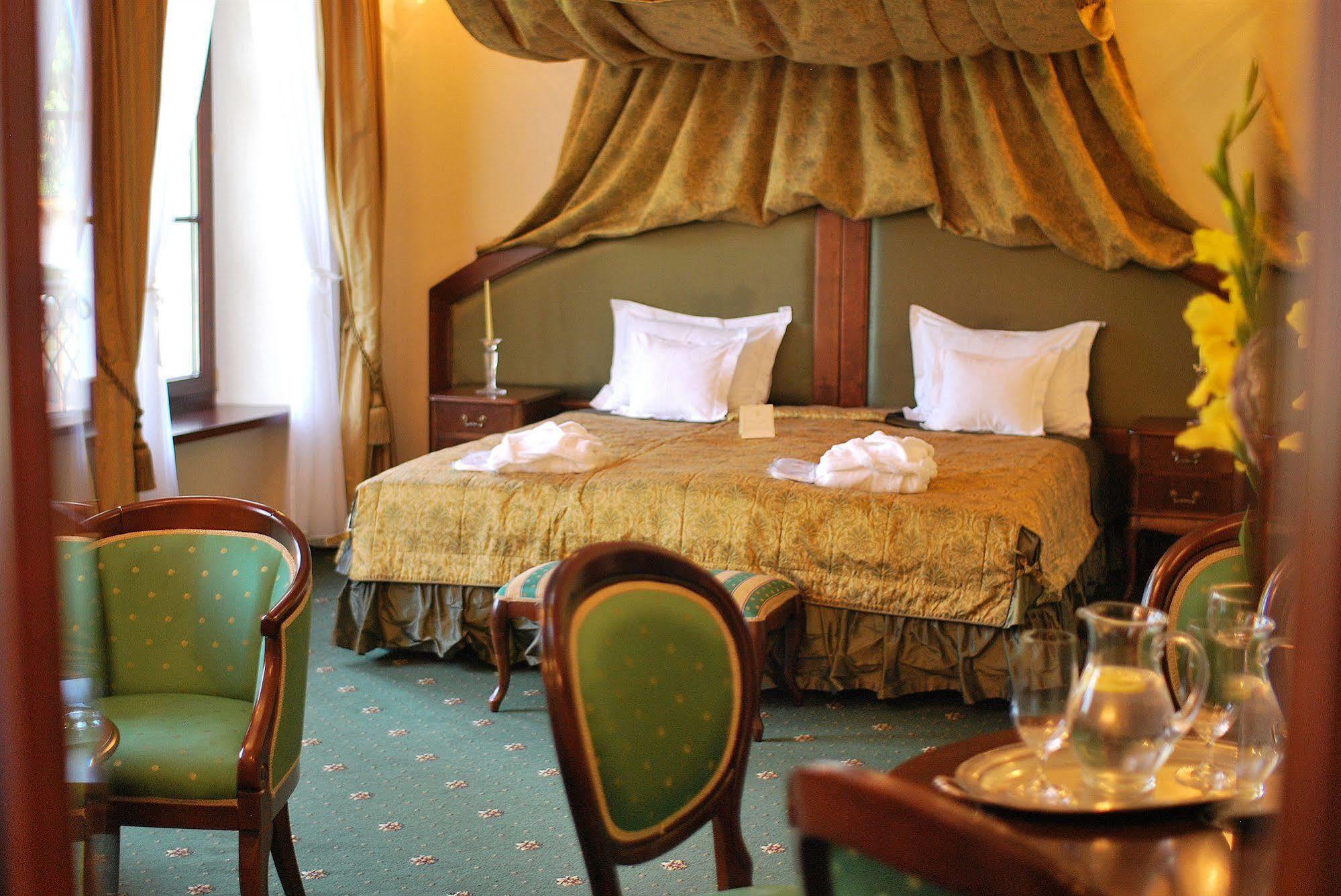 Dwor Kombornia Hotel&Spa Bagian luar foto