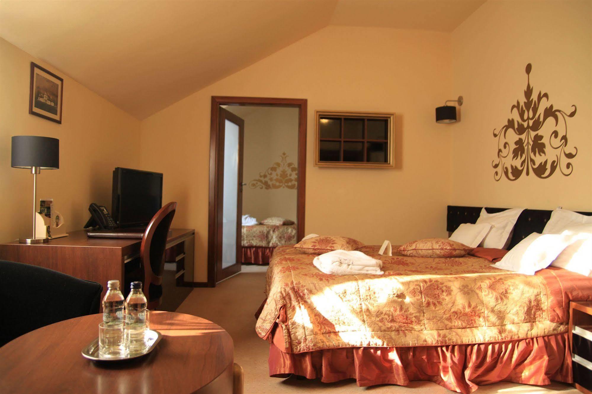 Dwor Kombornia Hotel&Spa Bagian luar foto