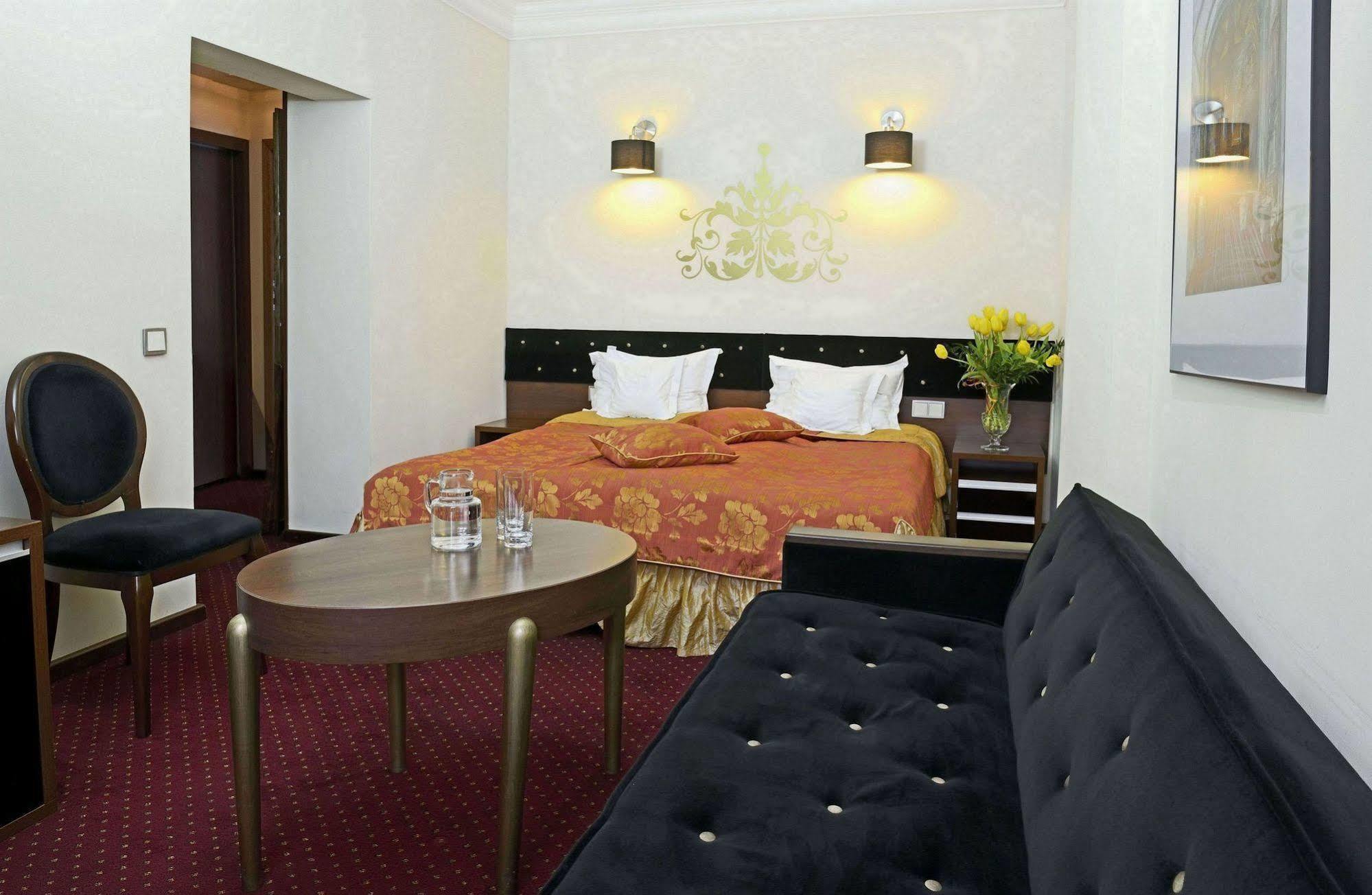 Dwor Kombornia Hotel&Spa Bagian luar foto